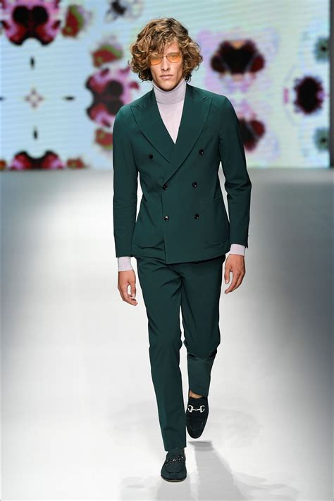 moda 2019 uomo estivo di spalle versace|Versace, la sfilata uomo primavera estate 2019 è per l.